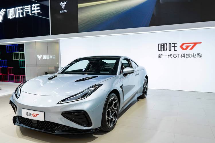 成都116哪吒汽车在智能汽车领域的表现，领途汽车在新能源汽车市场中的影响力